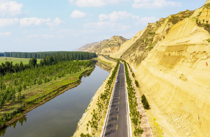 黄河一号旅游公路（万荣段）如一条飘逸的丝带。（图片来源：山西省交通厅）