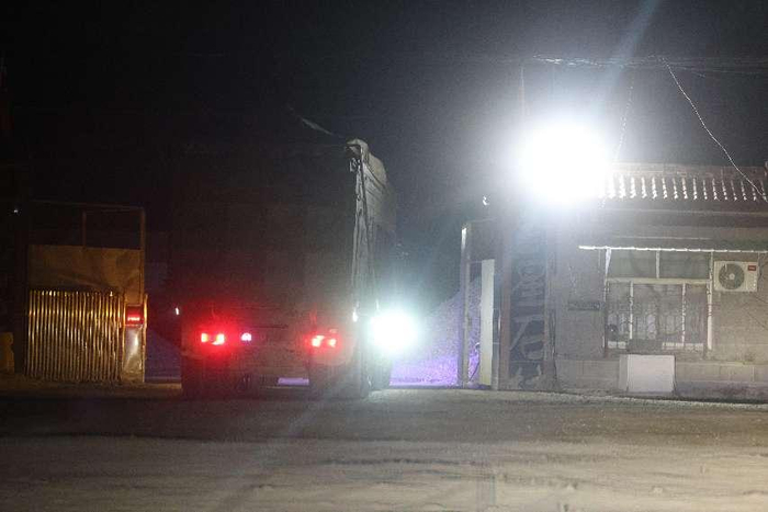 ▲11月27日晚，一辆货车满载圣泉生态公司所开采的矿石，驶进平邑县金星石材公司。 新京报记者 李英强 摄