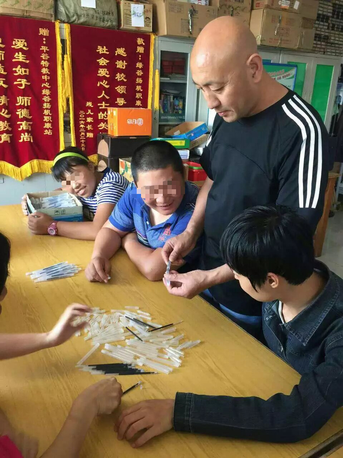 李旺带着学生们制作中性笔。受访者供图