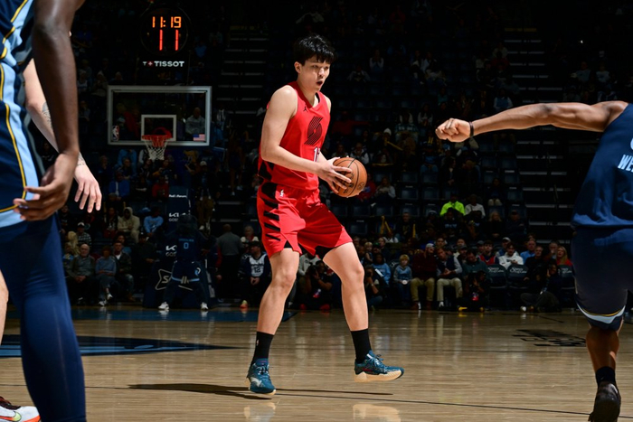 杨瀚森面部被撞为何不挑战？苏群：就剩1个暂停 裁判没给斯普利特反应时间