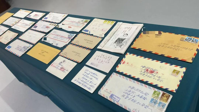 著名作家三毛与著名漫画家张乐平的亲笔信原稿