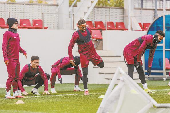             海港进行赛前训练          