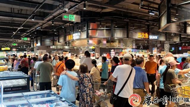 居民在超市里采购。图片来源：自治区商务厅
