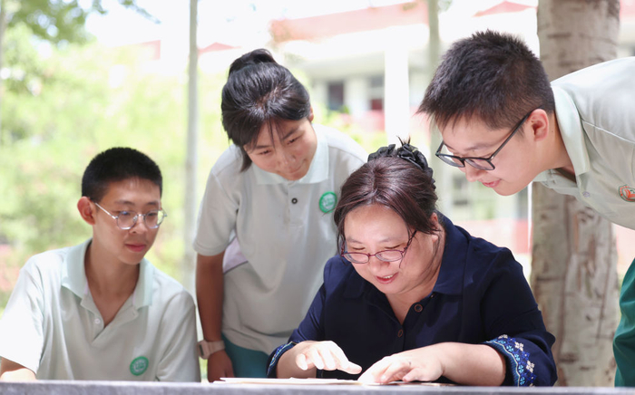 秦春娟给学生讲题