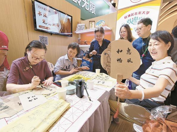             银发族体验书法课程  本报记者  刘歆  摄          