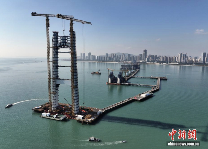 12月2日，航拍已经完成封顶的厦金大桥关键控制性工程刘五店航道桥主塔。中新社记者 张斌 摄
