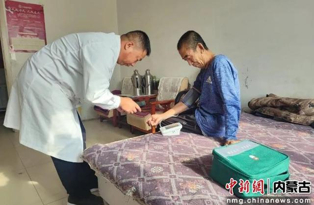 图为村医入户为群众问诊。