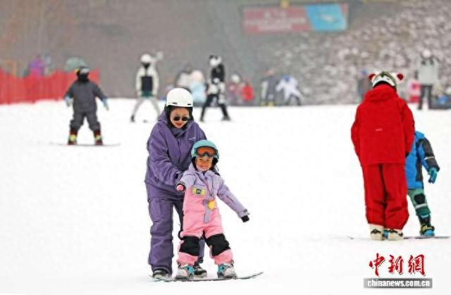 11月15日，内蒙古呼伦贝尔，民众在扎兰屯金龙山滑雪场学习滑雪。 韩冷 摄