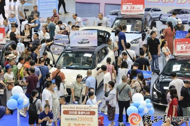 市民在踊跃购车。图片来源：自治区商务厅