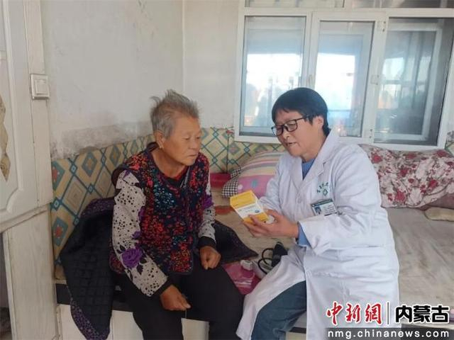 图为百姓足不出户享受优质医疗资源。