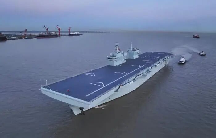 076型四川舰。图/央视新闻 张良 摄