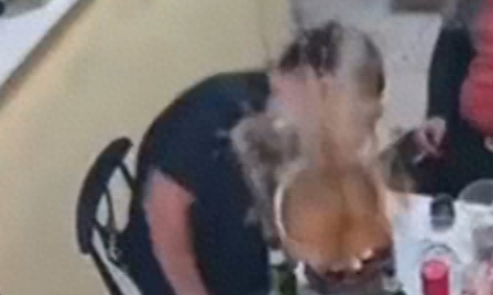 滚烫的火锅底料喷在男子脸上。图源：青岛广播电视台