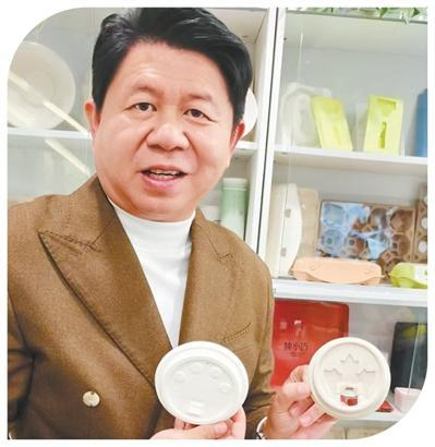 蔡奕鸿展示其公司生产的竹基环保杯盖。本报记者 崔 寅摄