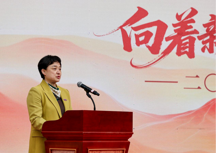  12月8日，云南师范大学党委副书记和雪莲在开展仪式上致辞。新华社记者 江文耀 摄 