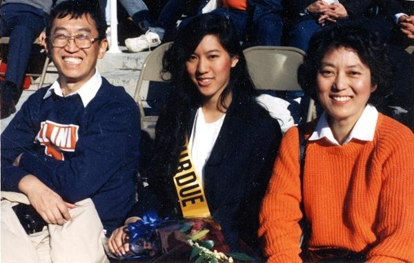 1988年美国伊利诺伊大学校友返校节活动，入选“返校节公主”的张纯如（中）与父母。张纯如纪念馆供图