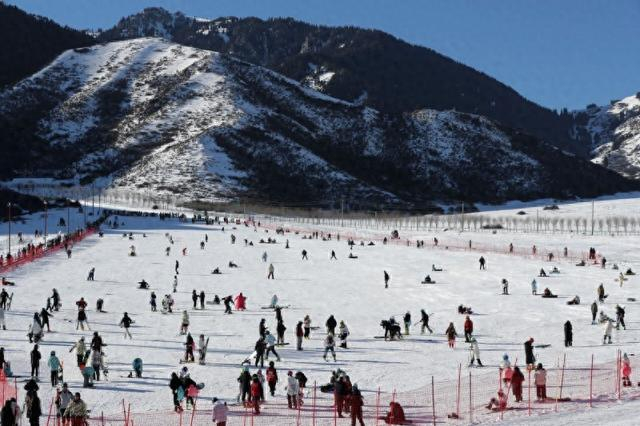 12月7日，众多市民和游客在乌鲁木齐南山白云滑雪场滑雪。天山网-新疆日报记者 李雄心摄