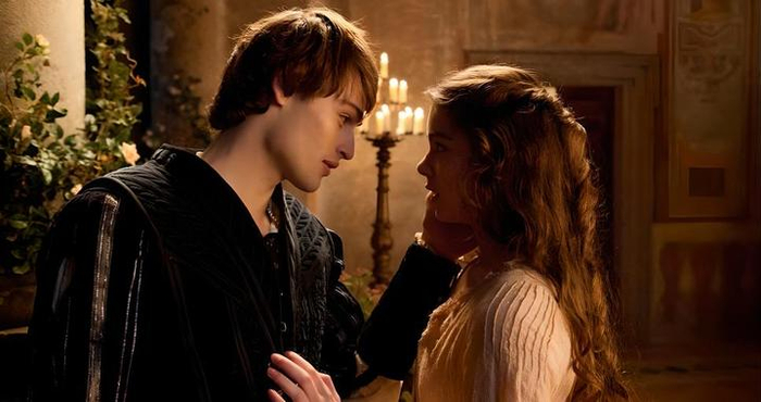 频繁聊天的确会产生暧昧，但爱情出现，大部分是因为女人漂亮