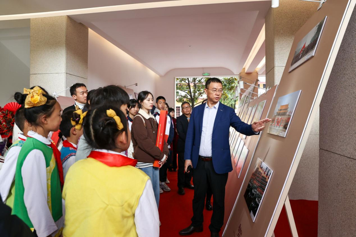  12月8日，新华社中国图片社副总裁王湘宏为参观展览的师生讲解图片。新华社记者 江文耀 摄 