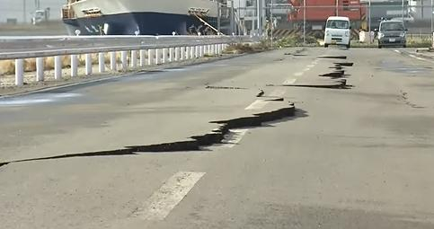 日本地震后灾区码头四处龟裂 裂缝长度超200米