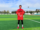 收到国足纪念球衣，尹鸿博：感谢祖国，为国出战是最大骄傲