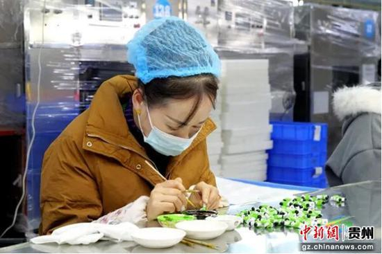 图为工人在产业园工作。