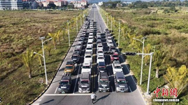 12月10日，SS4场地技巧赛中老车队等待发车。拉力赛组委会 供图