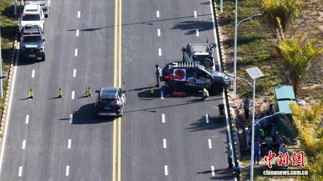 12月10日，SS4场地技巧赛越野车驶过终点。拉力赛组委会 供图