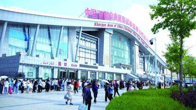 中国（新疆）自由贸易试验区霍尔果斯片区人潮涌动。冯海森/摄