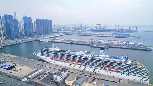 2025年5月27日，“爱达·地中海”号停靠在大连港国际邮轮中心泊位（无人机照片）。新华社记者 潘昱龙 摄