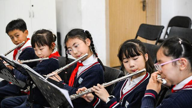 2025年3月27日，重庆市江北区的重庆巴川量子学校交响乐社团学生在练习乐器演奏。新华社记者 王全超 摄