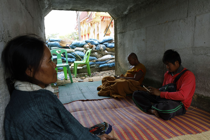 当地时间2025年12月10日，泰国素林府，泰柬边境冲突持续，村民和僧侣在掩体中避难。图/IC photo