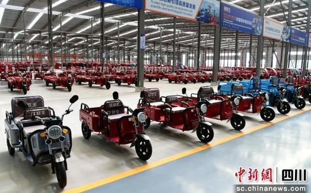 四川欧王电动科技股份有限公司仓储间内待发电动三轮车。郭明 摄