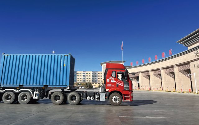 货运车辆在喀什综合保税区准备通关。约提克尔·尼加提/摄