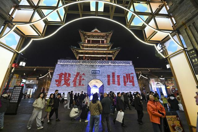 2025年10月29日，游客在位于山西省太原市迎泽区的钟楼街参观。新华社记者 杨晨光 摄