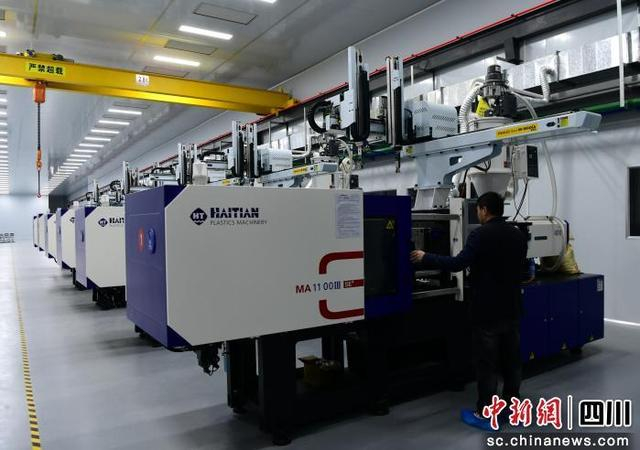 四川玮鑫科技有限公司已购置部分生产设备，工人正进行调试。郭明 摄