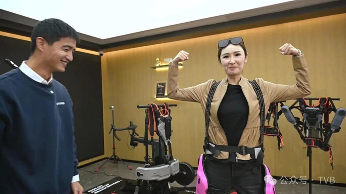 陈贝儿体验穿戴外骨骼机器人