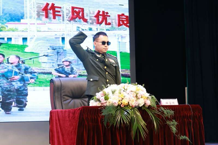 “八一勋章”获得者杜富国走进空军航空大学|杜富国|先进事迹报告会_新浪新闻