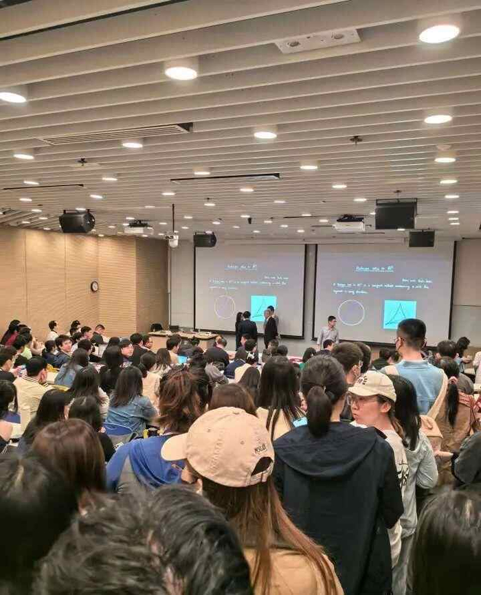34岁数学家王虹在香港大学授课,现场过道都站满了人,此前曾攻克困扰数学界一个多世纪的三维挂谷猜想|王虹|数学|香港大学_新浪新闻