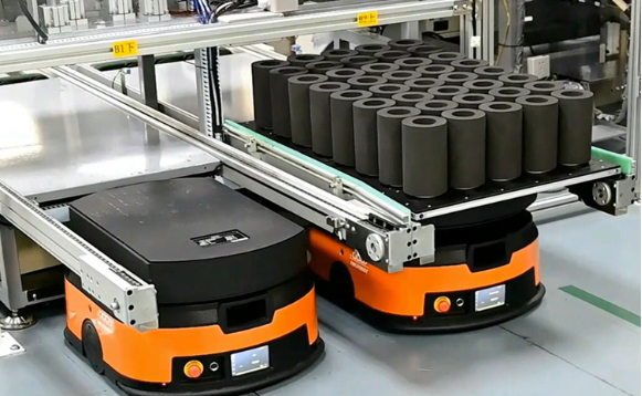 安利广州生产基地生产线上的自动导引车