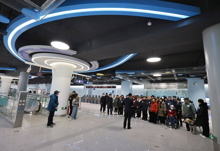 18号线东北旺站，乘客体验新线。新京报记者 王贵彬 摄