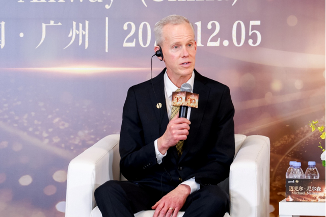 安利全球总裁兼首席执行官迈克尔·尼尔森回答记者提问