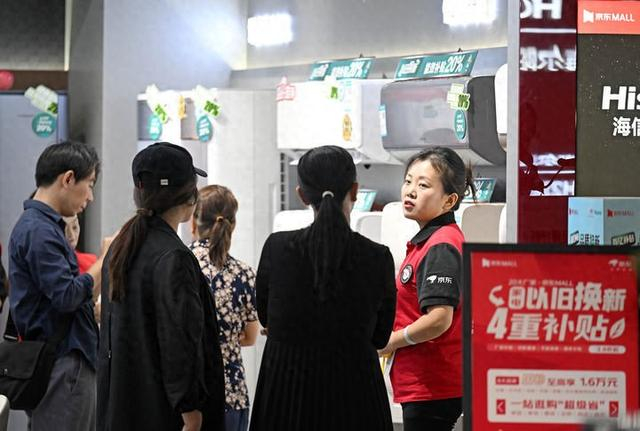 今年1~11月，消费品以旧换新带动相关商品销售额超2.5万亿元，惠及超3.6亿人次。 新华社资料图