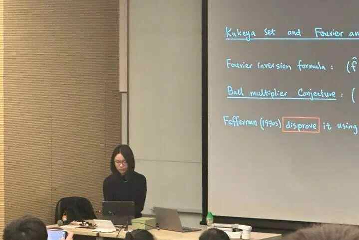 34岁数学家王虹在香港大学授课,现场过道都站满了人,此前曾攻克困扰数学界一个多世纪的三维挂谷猜想|王虹|数学|香港大学_新浪新闻