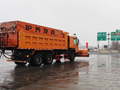 向省界方向延伸数公里，京津冀三地高速养护企业联合扫雪铲冰