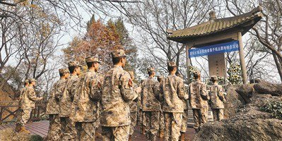 第十二个南京大屠杀死难者国家公祭日来临之际，江苏省南京市栖霞区人武部组织基干民兵在燕子矶丛葬地举行悼念活动。市各式悼死难 马泽宇 摄