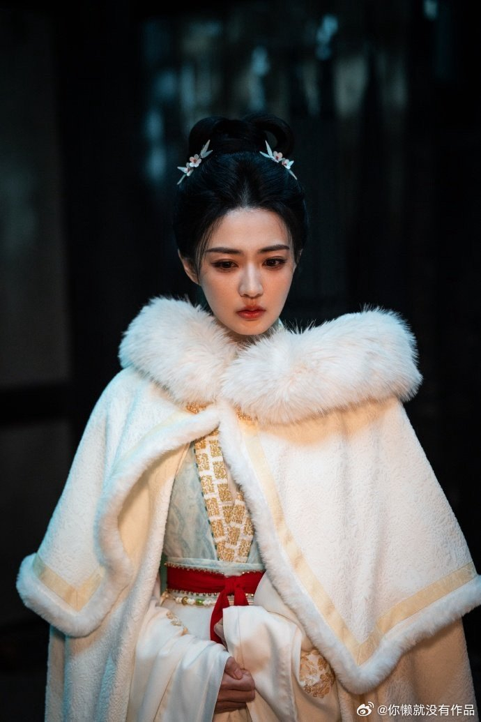 徐璐雪地白衣造型惊艳,肌肤胜雪眉目如画