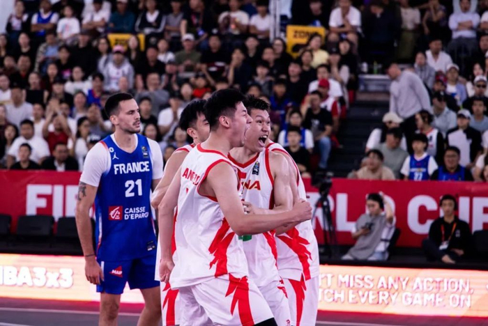 中国三人男篮进入世界杯八强，创造历史。