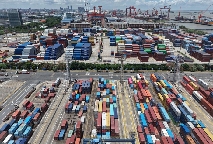 2025年8月12日，上海港外贸集装箱码头繁忙作业。视觉中国 图