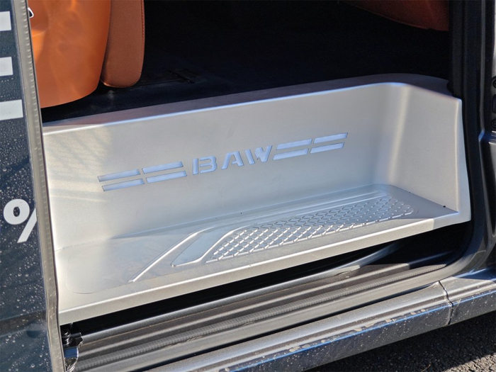 上车门槛较高，需要跨两步才能上车