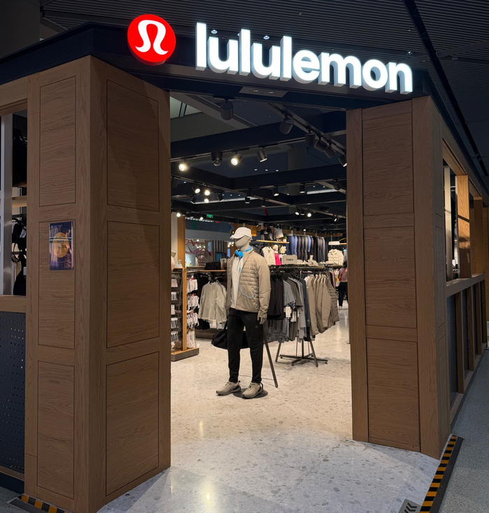 上海一门店展示的lululemon男装系列。图：记者 秦李欣/摄